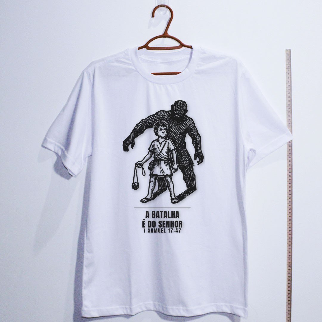 Camiseta evangélica A Batalha é do Senhor — Coroa de Vida - branca