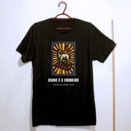 Camiseta evangélica Digno é o Cordeiro — Apocalipse 5:12 em xilogravura de cordel - preta
