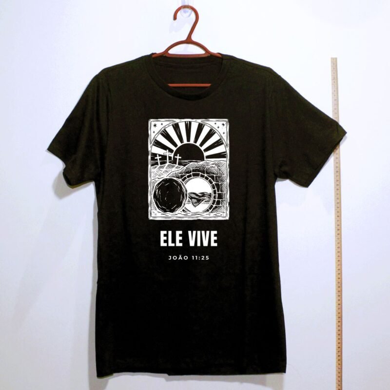 Camiseta evangélica Ele Vive — João 11:25 em xilogravura de cordel - preta