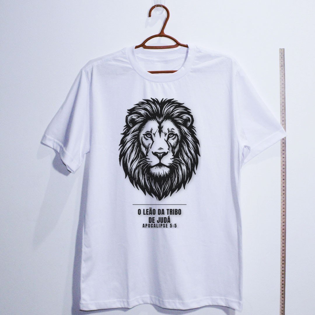Camiseta evangélica Leão de Judá — Coroa de Vida - branca