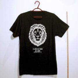 Camiseta evangélica Leão de Judá — Coroa de Vida - preta