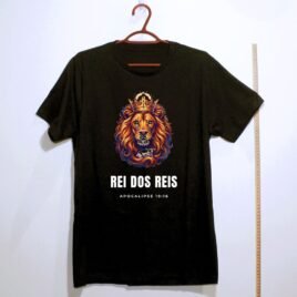 Camiseta evangélica Rei dos Reis — Apocalipse 19:16 em xilogravura de cordel - preta
