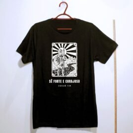 Camiseta evangélica Sê Forte e Corajoso — Josué 1:9 em xilogravura de cordel - preta